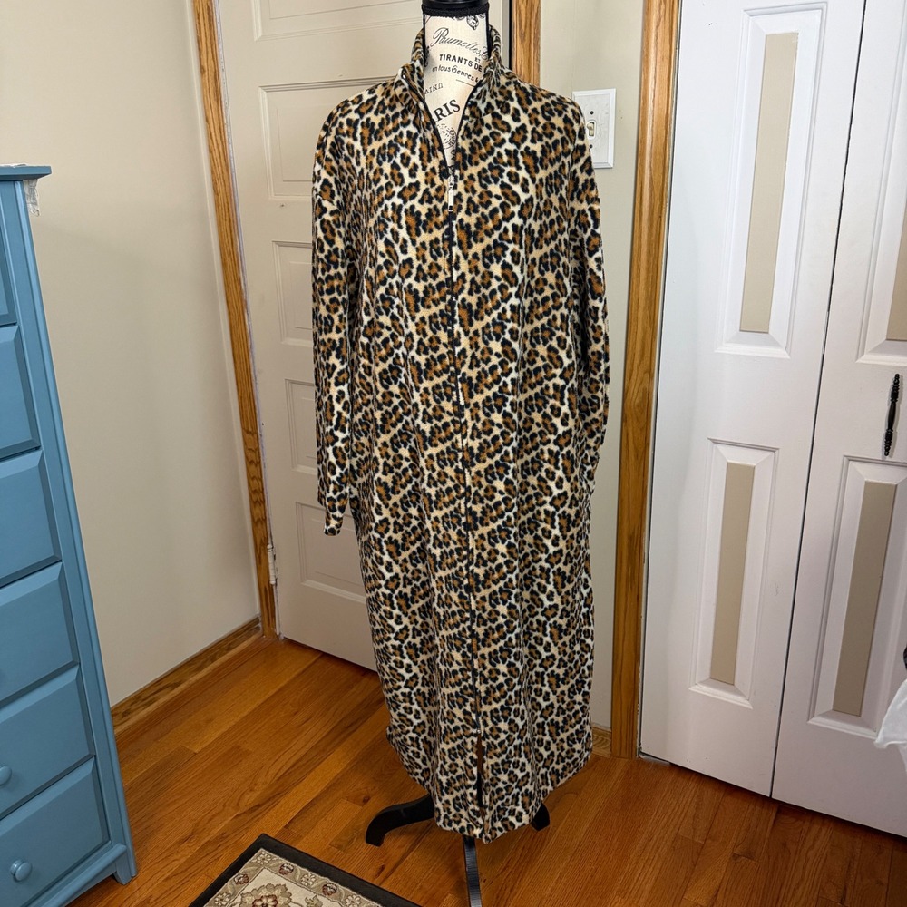 Adonna Fleece Robe Large Leopard Print Full Zip Pocket Cozy Loungewear Housecoat